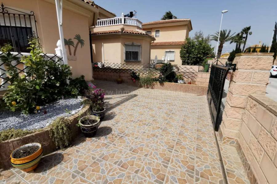 Resale - Detached House / Villa  - Almoradí