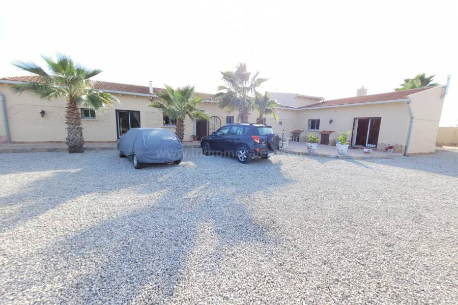 Venta - Villa con anexo - Crevillente - Crevillent