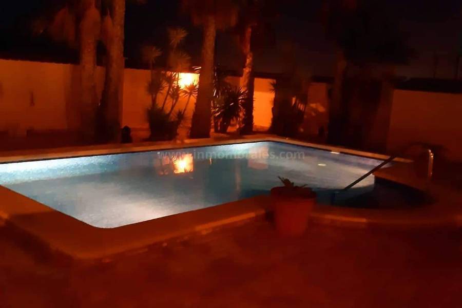 Venta - Villa con anexo - Crevillente - Crevillent