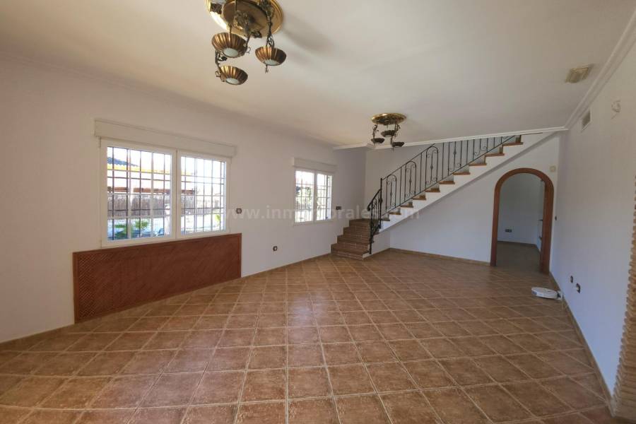 Herverkoop - Villa met bijgebouw - Catral