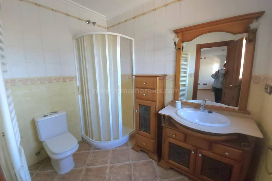 Herverkoop - Villa met bijgebouw - Catral