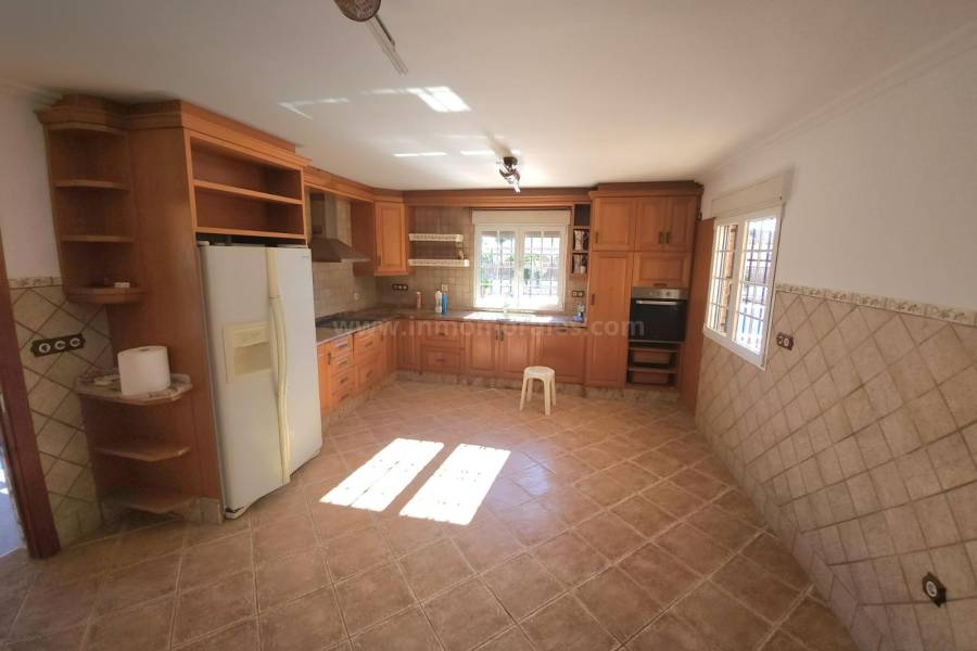 Herverkoop - Villa met bijgebouw - Catral