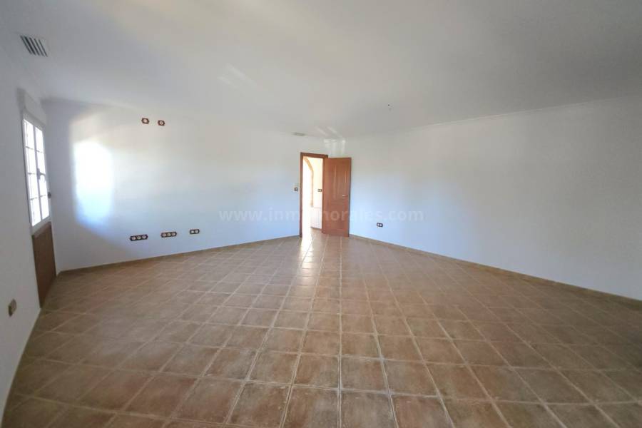 Herverkoop - Villa met bijgebouw - Catral