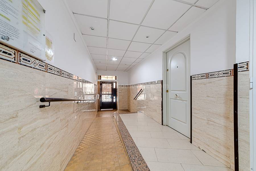 Resale - Apartment  - Torrevieja - Playa de los Locos