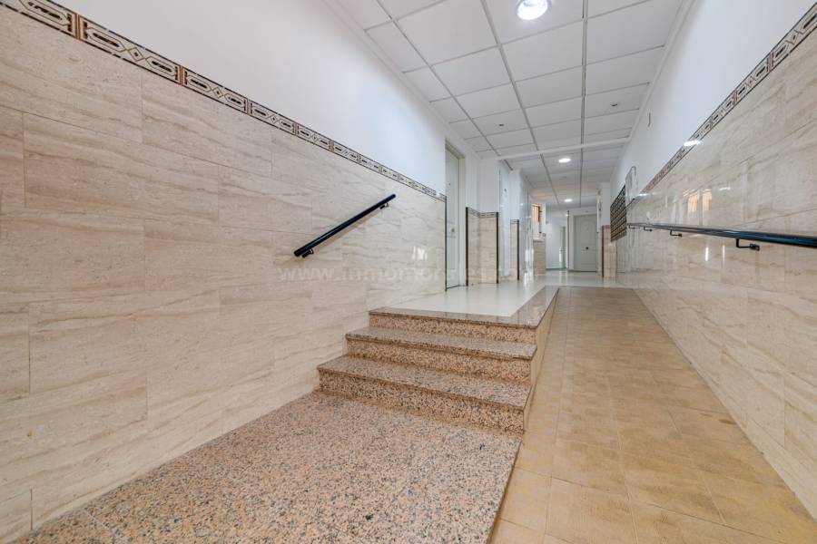Resale - Apartment  - Torrevieja - Playa de los Locos