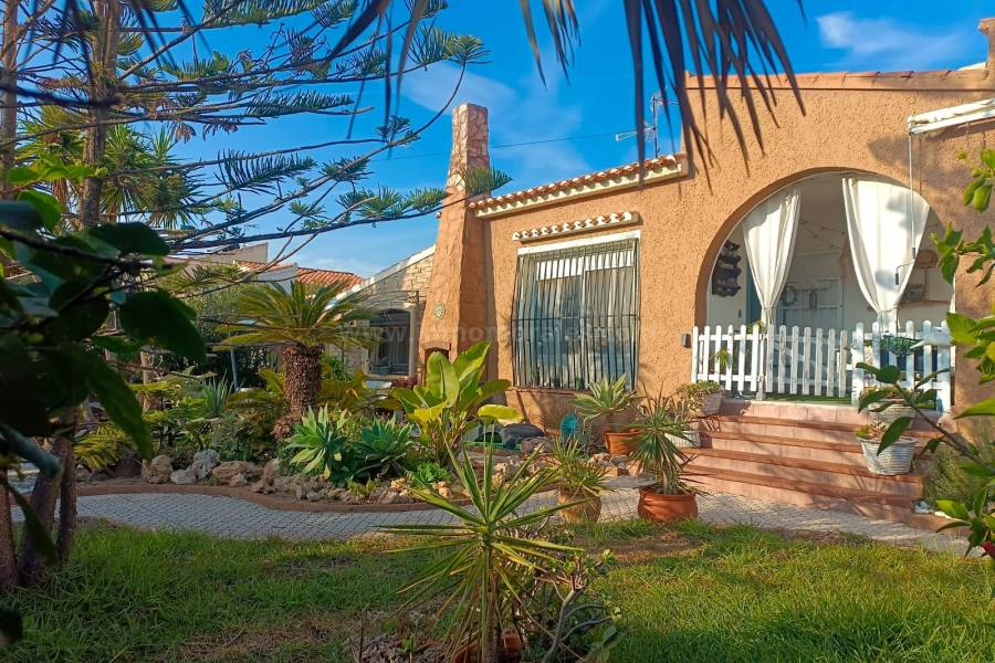 Resale - Detached House / Villa  - Torrevieja - Aguas Nuevas